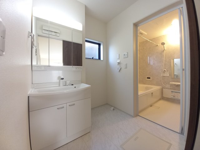 【いわき市平下川原　全２棟／1号棟】　◇◆＼期間限定キャンペーン開催♪／◇◆の独立洗面台|◆洗面所の写真です◆　洗面台は朝をすっきりさせてくれる空間としては大切な空間です。バタバタしている忙しい朝でも収納が多い洗面台では短い時間で効率良く支度ができます。