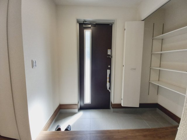 【いわき市平下川原　全２棟／1号棟】　◇◆＼期間限定キャンペーン開催♪／◇◆のその他|同施工◆玄関の写真です◆
広々玄関で人の出入りが楽！　シューズボックスは収納力たっぷりで、整理整頓も楽ちんですね。お洒落な玄関はお客様からも喜んでいただけそうです！！