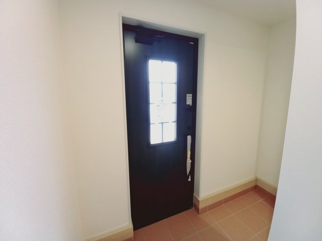 【いわき市平下川原　全２棟／1号棟】　◇◆＼期間限定キャンペーン開催♪／◇◆の玄関|同施工　　◆玄関の写真です◆
お洒落な玄関は気分が良いですね♪広々とした玄関になっております。　ご両親やお友達が来ても、靴の置き場に困ることはありません。収納力たっぷりで、整理整頓も楽ちんですね。

