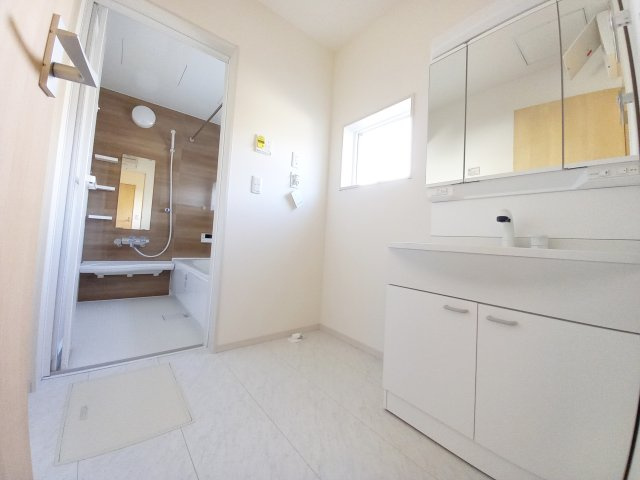 【いわき市平下川原　全２棟／1号棟】　◇◆＼期間限定キャンペーン開催♪／◇◆の独立洗面台|同施工　独立洗面化粧台が付いています