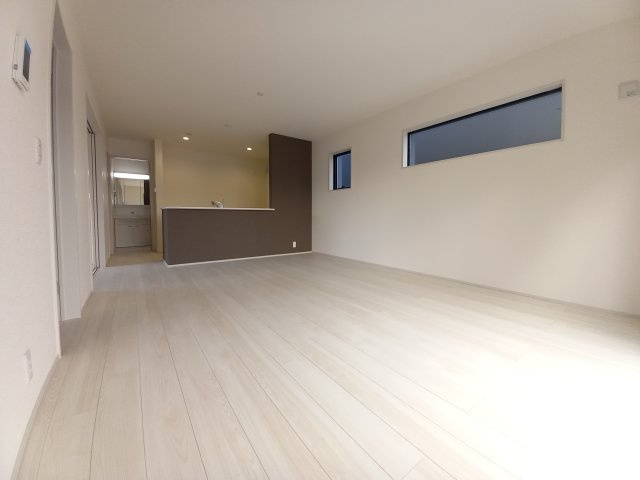 【いわき市平下川原　全２棟／1号棟】　◇◆＼期間限定キャンペーン開催♪／◇◆の居間・リビング|◆リビング写真です◆木の温もりがやさしいフローリングは安らぎをもたらすプライベート空間♪大きな窓のあるリビングは、陽光あふれる明るく居心地も良くご家族皆がゆったり寛げる憩いの空間となりそうです
