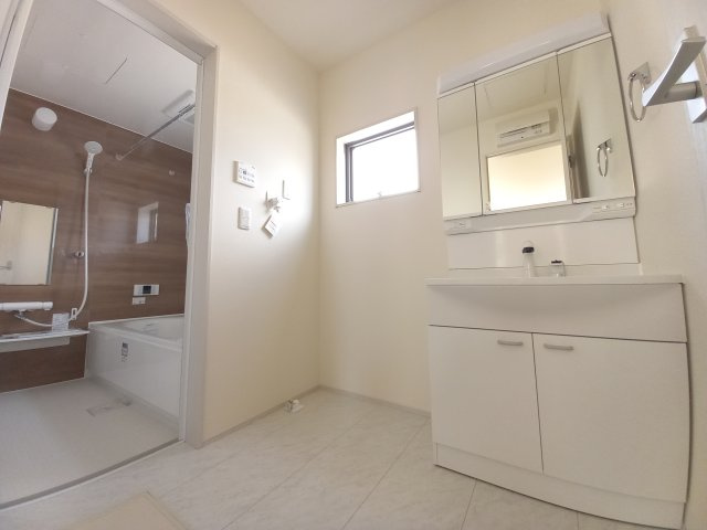 【いわき市好間町中好間／1号棟】　新築建売住宅　マルトまで徒歩10分♪の独立洗面台|同施工◆洗面所の写真です◆　洗面台は朝をすっきりさせてくれる空間としては大切な空間です。バタバタしている忙しい朝でも収納が多い洗面台では短い時間で効率良く支度ができます。