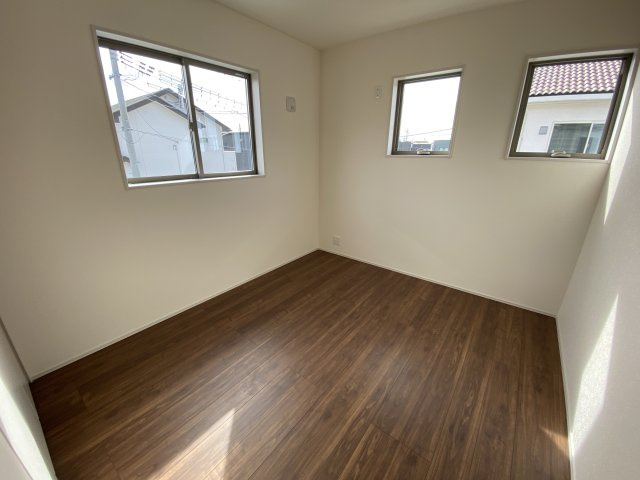 【いわき市好間町中好間／1号棟】　新築建売住宅　マルトまで徒歩10分♪の洋室|同施工　◆居室の写真です◆　木の温もりがナチュラルでくつろげる空間ですね♪　子供部屋としても、寝室としても、どんなインテリアにしようか…選ぶ楽しみが増えますね♪