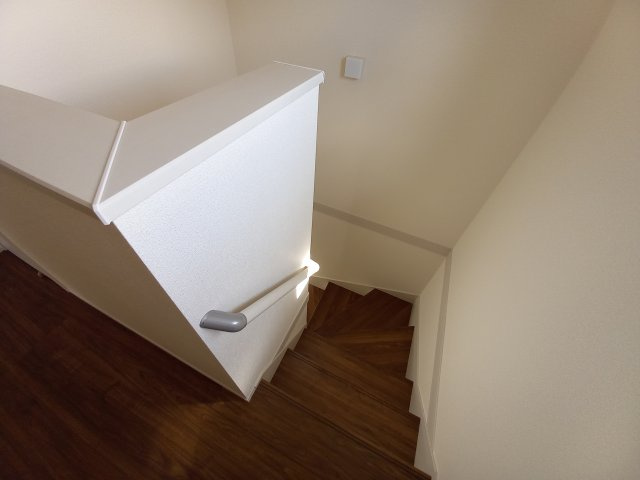 【いわき市好間町中好間／1号棟】　新築建売住宅　マルトまで徒歩10分♪の内装|同施工　◆階段の写真です◆　
階段は家族がほぼ毎日通る動線の為、安全上の配慮が必要です！
階段は手すり付きなので、小さなお子様からご年配の方まで安心ですね♪



