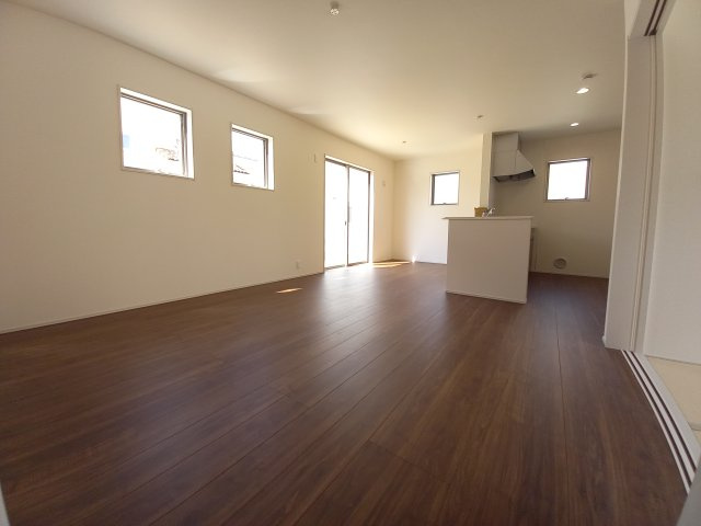 【いわき市好間町中好間／1号棟】　新築建売住宅　マルトまで徒歩10分♪の居間・リビング|同施工◆リビングの写真です◆　ホームパーティーも盛り上がりそうなおしゃれなリビング♪　広いリビングで快適に、ゆったりと過ごせますね♪