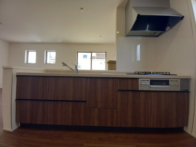 【いわき市好間町中好間／1号棟】　新築建売住宅　マルトまで徒歩10分♪のキッチン|同施工◆キッチンの写真です◆　デザイン性と機能性を兼ね備えたキッチンです。　対面式キッチンは、家族の会話が途切れませんね♪