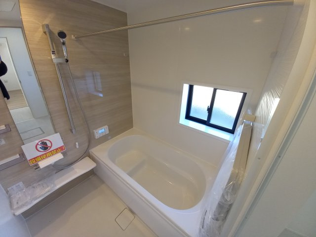 ◇泉町下川　3期　全5棟　1号棟　新生活応援キャンペーン実施中◇の浴室|◆ユニットバスの写真です◆　毎日の疲れを癒す広々とした浴室は、足を伸ばしてゆっくりとくつろげます♪　好きな音楽を聴いたり、動画を見たり、半身浴をして　自分だけの癒し時間が楽しめますね！

