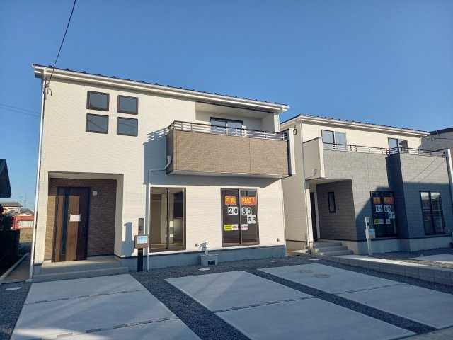 ◇泉町下川　3期　全5棟　1号棟　新生活応援キャンペーン実施中◇の前面道路含む現地写真|◆外観の写真です◆　
＼楽しみが広がる憧れのマイホーム (^^♪／
子供部屋や主寝室などお部屋の使い分けができ、ファミリー層が暮らしやすい4LDKです！

