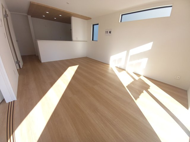 ◇泉町下川　3期　全5棟　1号棟　新生活応援キャンペーン実施中◇の居間・リビング|◆居室の写真です◆　日当たり良好の居室は気持ちが良いですね。　家族構成によって色んなアレンジを加えられます♪それぞれにプライベートなスペースを持ち、子どもたちの成長も見守ることができますね。

