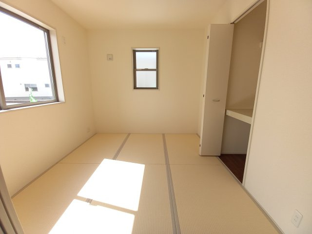 【住宅ローンはプラスへお任せください♪】　☆平泉崎第8／6号棟☆　の和室|◆和室の写真です◆　和室でゆっくりと過ごせるのは、贅沢な時間ですね♪　鮮やかな緑色がキレイです！！（＾＾）/

