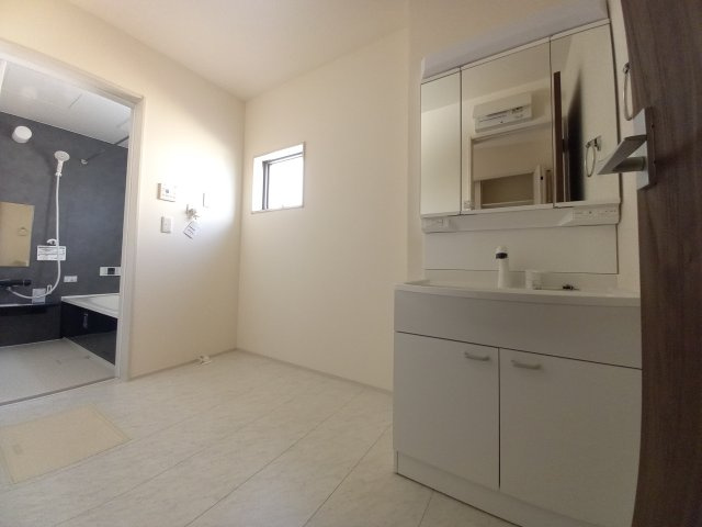 【住宅ローンはプラスへお任せください♪】　☆平泉崎第8／6号棟☆　の独立洗面台|◆洗面所の写真です◆清潔感のある、使い勝手の良い洗面台は、朝が気持ちよく迎えられそうです。三面の鏡をすべて使い、収納スペースをしっかり確保してあるので、歯ブラシなどの収納に便利ですね♪


