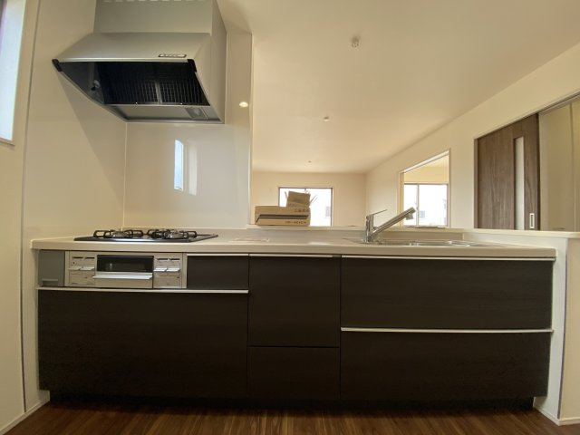 【住宅ローンはプラスへお任せください♪】　☆平泉崎第8／6号棟☆　のキッチン|◆キッチンの写真です◆　使い勝手の良いシステムキッチン！
家族の笑顔を見ながらするお料理は対面キッチンの特権ですね！
お料理しやすいキッチンです♪