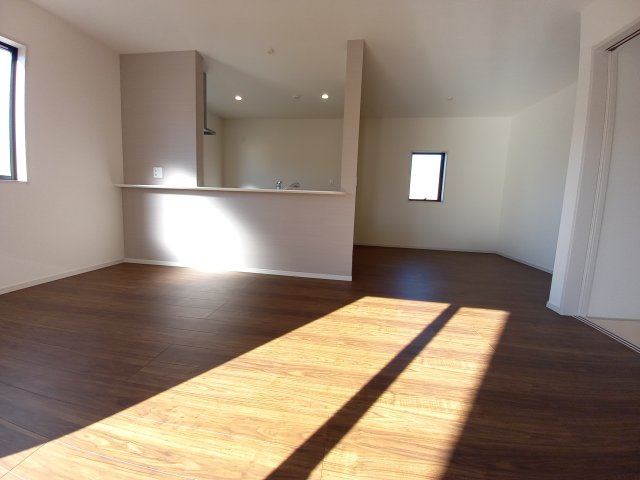 【平下平窪　第11】全4棟／3号棟　選べる豪華家電キャンペーン実施中♪　※平第四小・平第一中　の居間・リビング|同施工◆リビングの写真です◆　休日はリビングで、ゆっくりとテレビ鑑賞など…楽しみが増えますね。　家族のコミュニケーションがより一層深まります。

