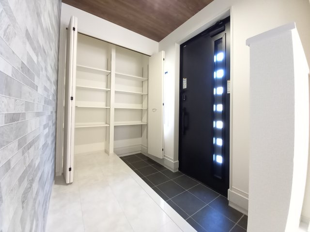 【平下平窪　第11】全4棟／3号棟　選べる豪華家電キャンペーン実施中♪　※平第四小・平第一中　の玄関|同施工◆玄関の写真です◆
お洒落な玄関は気分が良いですね♪広々とした玄関になっております。　ご両親やお友達が来ても、靴の置き場に困ることはありません。収納力たっぷりで、整理整頓も楽ちんですね。

