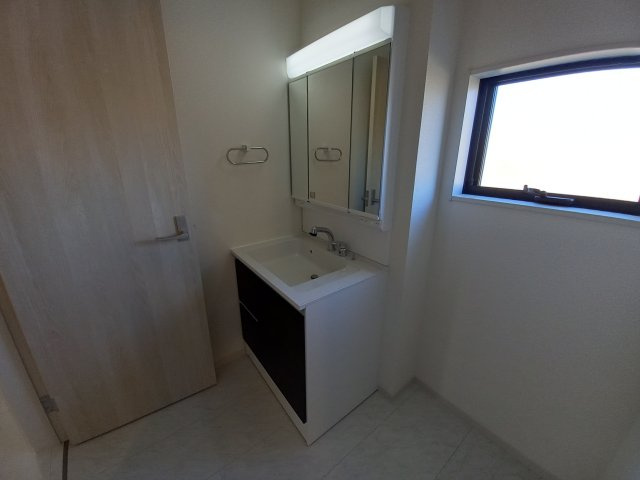 【平下平窪　第11】全4棟／3号棟　選べる豪華家電キャンペーン実施中♪　※平第四小・平第一中　の独立洗面台|同施工◆洗面所の写真です◆　洗面台は朝をすっきりさせてくれる空間としては大切な空間です。バタバタしている忙しい朝でも収納が多い洗面台では短い時間で効率良く支度ができます。


