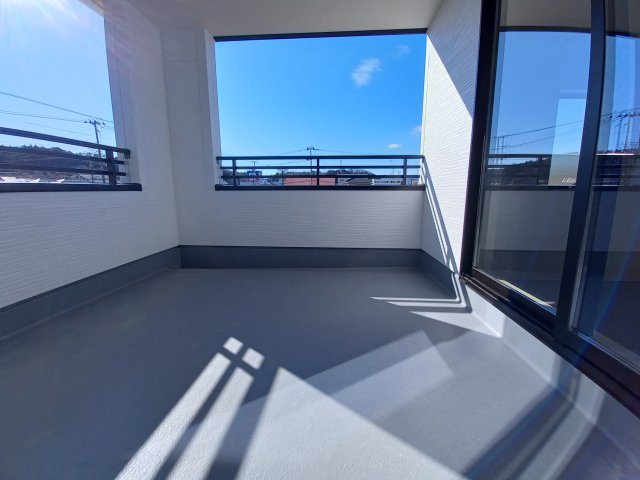 【平下平窪　第11】全4棟／3号棟　選べる豪華家電キャンペーン実施中♪　※平第四小・平第一中　のバルコニー|同施工◆バルコニーの写真です◆明るく風通しの良い空間です。バルコニーには二部屋から出入りできます♪たくさん干せてよく乾き、いつもふかふかの洗濯物！心地よい日差しやさわやかな風を感じることができます
