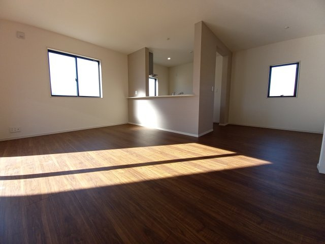 【平下平窪　第11】全4棟／3号棟　選べる豪華家電キャンペーン実施中♪　※平第四小・平第一中　の居間・リビング|同施工◆リビングの写真です◆木の温もりがやさしいフローリングは安らぎをもたらすプライベート空間♪大きな窓のあるリビングは、陽光あふれる明るく居心地も良くご家族皆がゆったり寛げる憩いの空間となりそうです
