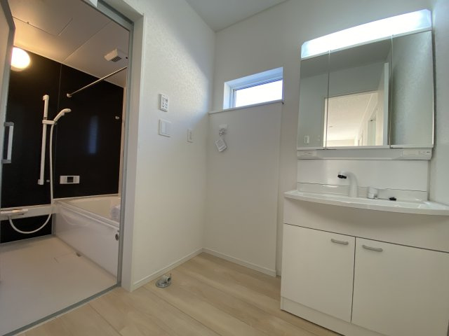 2/3価格変更♪【いわき市小名浜南富岡　第1】　3号棟　※必ずもらえる選べるキャンペーン実施中！の独立洗面台|■□■洗面所の写真です■□■　使い勝手の良い洗面台は、奥様の身支度の時間も楽しくなりそうですね。