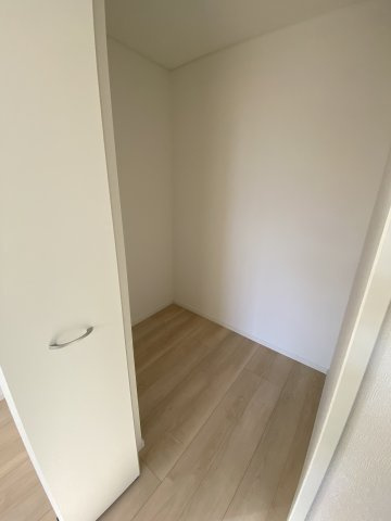 2/3価格変更♪【いわき市小名浜南富岡　第1】　3号棟　※必ずもらえる選べるキャンペーン実施中！の収納|◆収納スペースの写真です◆　十分な広さがあるので収納には困りませんね♪　お手持ちの衣類ケースなども置ける大空間で、寝室がスッキリ使えます。


