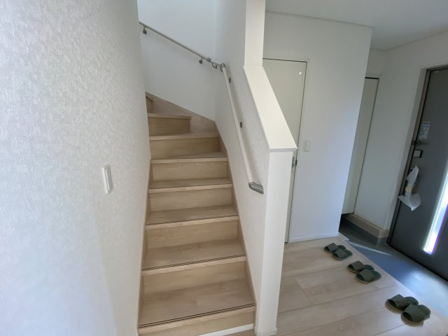 2/3価格変更♪【いわき市小名浜南富岡　第1】　3号棟　※必ずもらえる選べるキャンペーン実施中！の玄関|◆階段の写真です◆　窓から日が差して足元がしっかり確認できますね♪
さりげなく光があふれ、階段全体を柔らかく照らしています。