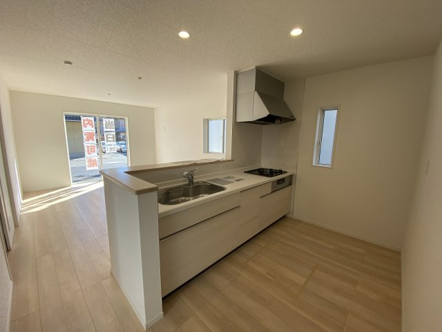 2/3価格変更♪【いわき市小名浜南富岡　第1】　3号棟　※必ずもらえる選べるキャンペーン実施中！のキッチン|■□■キッチンの写真です■□■　対面式キッチンは、リビングの様子を見ながらお料理出来るので、小さなお子様がいらっしゃる方は、安心してお料理出来ますね。