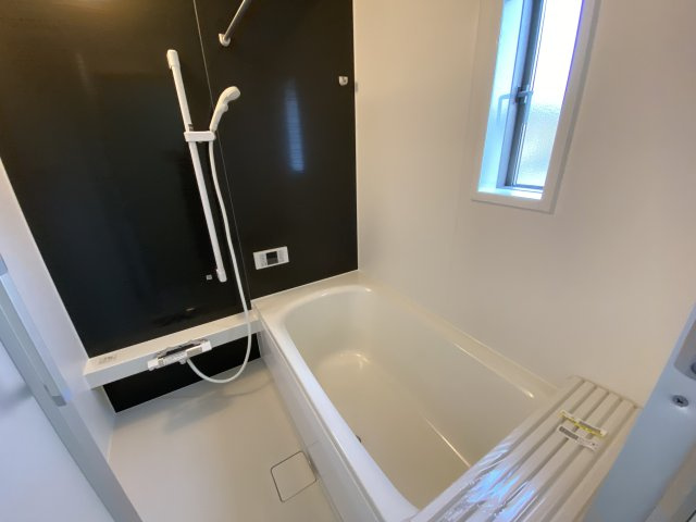 1/13価格変更♪【佐糠町第8　全5棟／3号棟】　新築建売　ご成約特典として 人気家電プレゼント中☆の浴室|◆ユニットバスの写真です◆　バリアフリー設計なので、小さなお子様からご年配の方まで安心して入浴することができます。　ご家族それぞれの生活リズムに合わせて、いつでも温かいお風呂に入れます。

