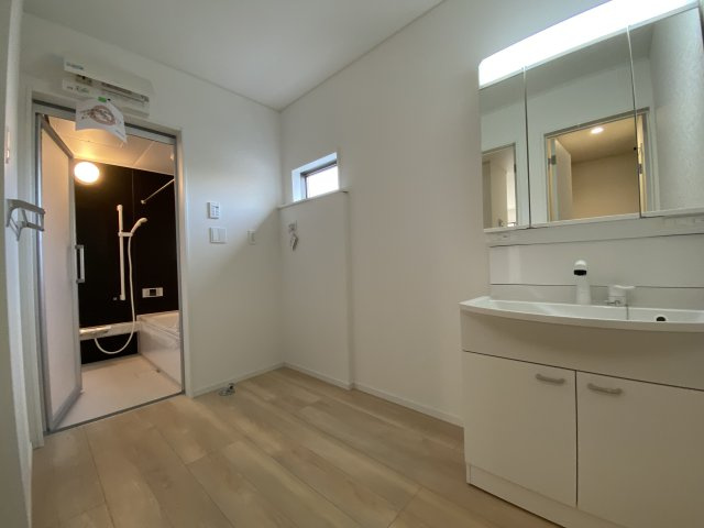 1/13価格変更♪【佐糠町第8　全5棟／3号棟】　新築建売　ご成約特典として 人気家電プレゼント中☆の浴室|■□■洗面所の写真です■□■　使い勝手の良い洗面台は、奥様の身支度の時間も楽しくなりそうですね。
