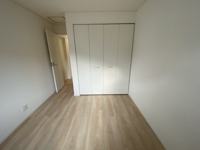 1/13価格変更♪【佐糠町第8　全5棟／3号棟】　新築建売　ご成約特典として 人気家電プレゼント中☆の収納|◆収納スペースの写真です◆　十分な広さがあるので収納には困りませんね♪　お手持ちの衣類ケースなども置ける大空間で、寝室がスッキリ使えます。


