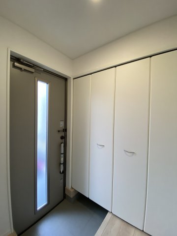 1/13価格変更♪【佐糠町第8　全5棟／3号棟】　新築建売　ご成約特典として 人気家電プレゼント中☆の玄関|◆玄関の写真です◆
家族の帰りを待ち、訪れる方を優しく迎える。
そんな安らぎに満ちた生活空間にピッタリの玄関ですね♪（＾＾）
