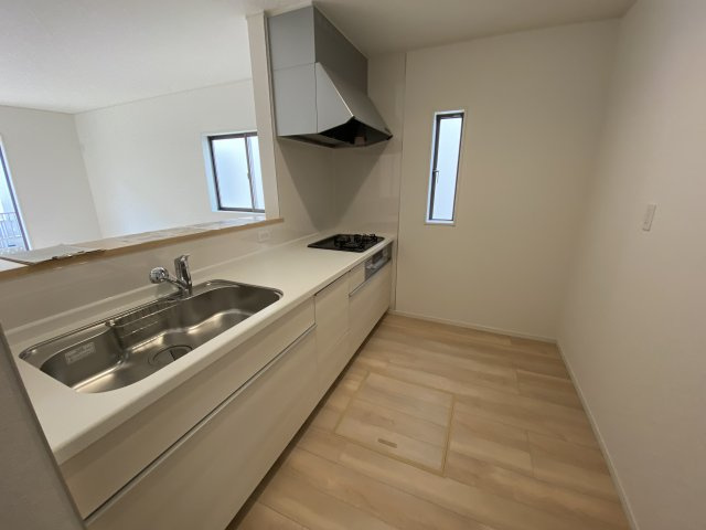 1/13価格変更♪【佐糠町第8　全5棟／3号棟】　新築建売　ご成約特典として 人気家電プレゼント中☆のキッチン|■□■キッチンの写真です■□■　対面式キッチンは、リビングの様子を見ながらお料理出来るので、小さなお子様がいらっしゃる方は、安心してお料理出来ますね。