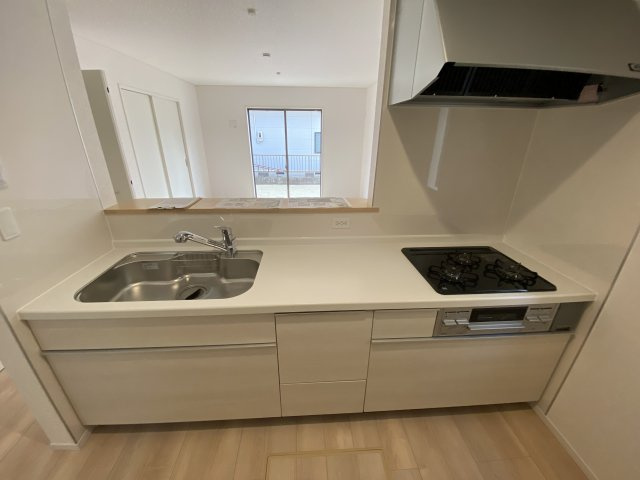 1/13価格変更♪【佐糠町第8　全5棟／3号棟】　新築建売　ご成約特典として 人気家電プレゼント中☆のキッチン|■□■キッチンの写真です■□■　システムキッチンは見た目スッキリなのに収納力たっぷりです♪さらに床下収納もありますので、物が多くなりがちなキッチンもスッキリとしていられそうです。