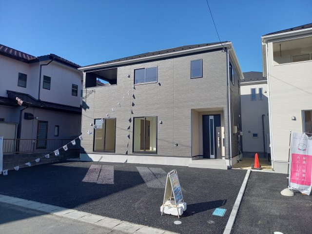 見るだけOK♪　【佐糠町第8　全5棟／5号棟】　新築建売住宅　◇◆＼期間限定キャンペーン開催♪／◇◆の前面道路含む現地写真|外壁仕上げ材は窯業系サイディング。裏面に付着した汚れが、雨水によって流れ落ちやすい「防汚機能付きサイディング」を採用。外壁の美しさが長持ちします♪
