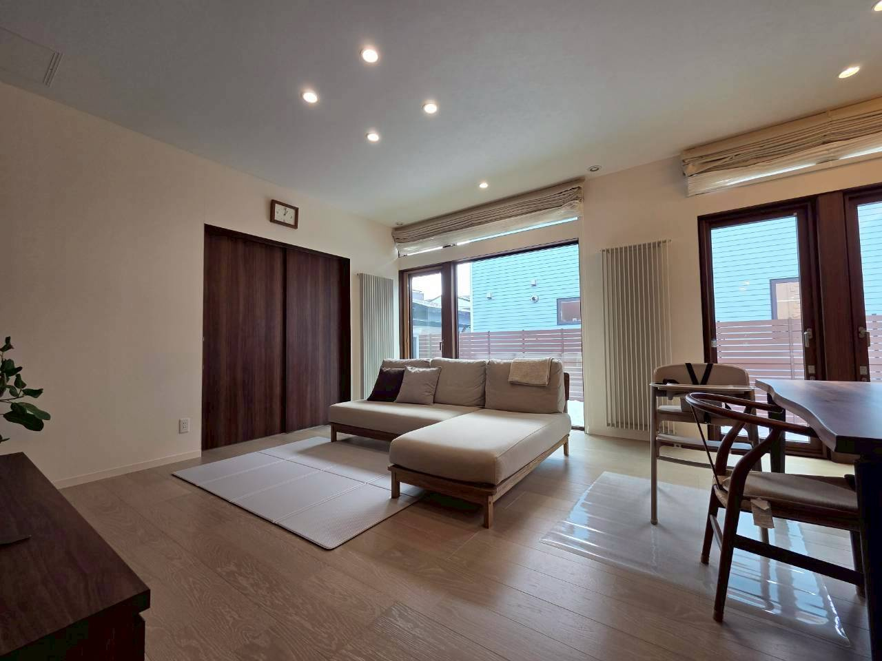 昭和中央3丁目ミサワホーム様施工　中古住宅の居間・リビング|間接照明が雰囲気を出しています