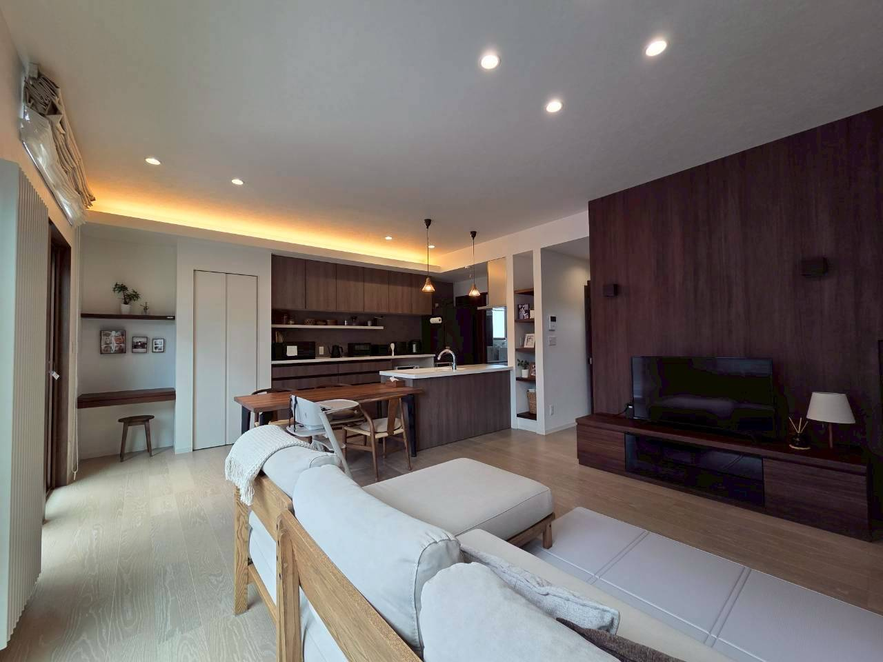 昭和中央3丁目ミサワホーム様施工　中古住宅の居間・リビング|キッチン横には飾り棚、パントリーも完備