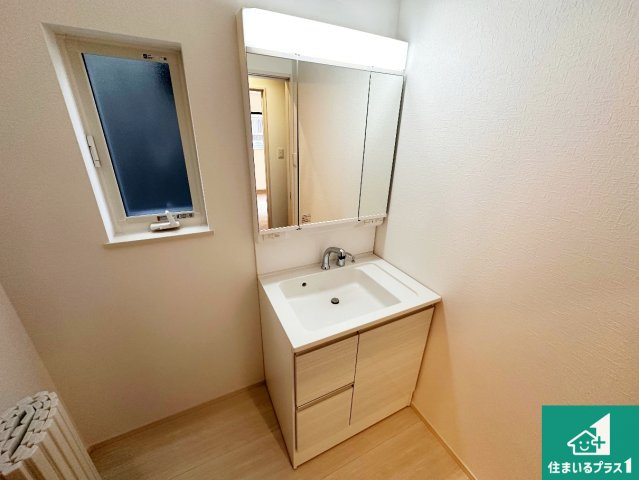 神戸市垂水区南多聞台　第9期　新築一戸建ての独立洗面台|清潔感のある洗面台です。フラットな鏡は掃除がしやすく毎日清潔！鏡裏には収納があるのでスッキリとした洗面台が保てます。