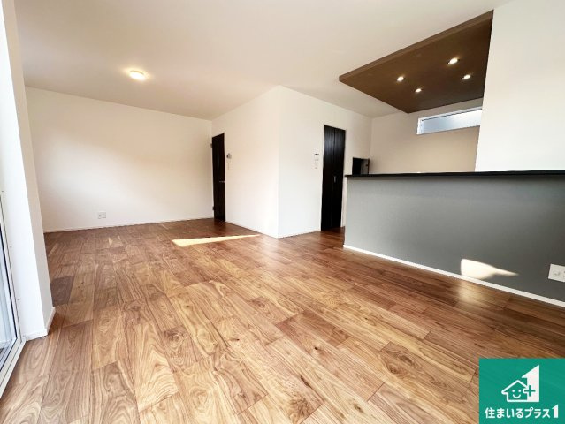 神戸市垂水区南多聞台　第9期　新築一戸建ての居間・リビング|日当たり良好の明るいリビングで朝の目覚めもスッキリできそう！対面キッチンでご家族のコミュニケーションも自然と増える設計！小さなお子様が遊ぶスペースを作っても広々とくつろげるLDK！