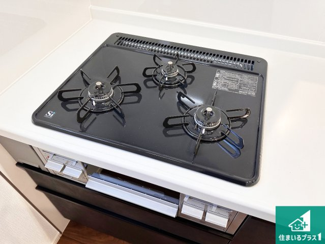 神戸市垂水区南多聞台　第9期　新築一戸建ての設備|ダブル高火力Ｓｉセンサー付きコンロ！３口あるので、まとめて料理をする時も大活躍！