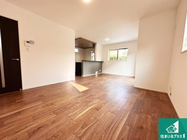 神戸市垂水区南多聞台　第9期　新築一戸建ての居間・リビング|日当たり良好の明るいリビングで朝の目覚めもスッキリできそう！対面キッチンでご家族のコミュニケーションも自然と増える設計！小さなお子様が遊ぶスペースを作っても広々とくつろげるLDK！