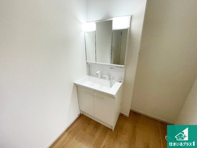 伊丹市荻野　第2期　新築一戸建ての独立洗面台|清潔感のある洗面台です。フラットな鏡は掃除がしやすく毎日清潔！鏡裏には収納があるのでスッキリとした洗面台が保てます。