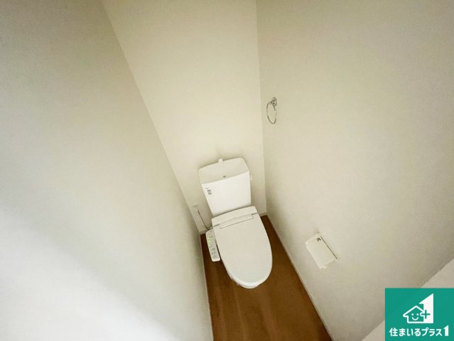 伊丹市荻野　第2期　新築一戸建てのトイレ|1・2階の2ヶ所にあるので、朝の忙しい時間の順番待ちもなく、深夜の利用にも大変便利です。