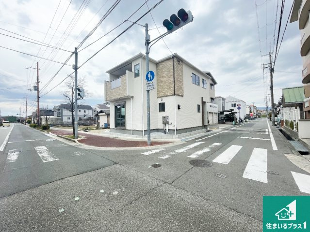 伊丹市荻野　第2期　新築一戸建ての前面道路含む現地写真|周辺は閑静な住宅街！前面道路広々で車の出し入れも便利です。駐車が苦手な方でも安心して車庫入れできます！
