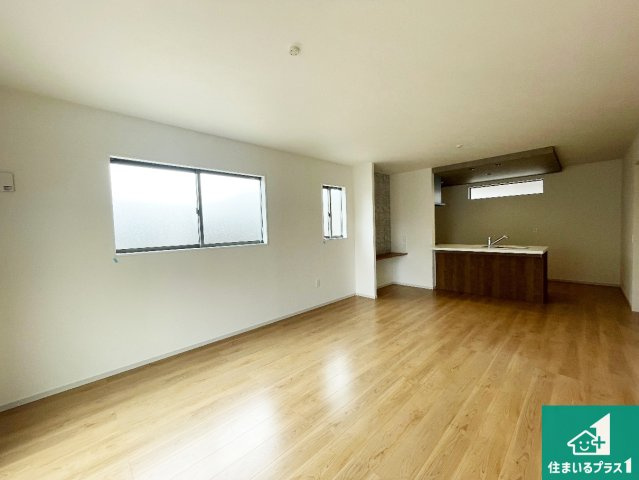 伊丹市荻野　第2期　新築一戸建ての居間・リビング|シンプルなリビングは、観葉植物等のインテリアを楽しめますね！パパ好みにも、ママ好みにも家具次第で雰囲気を変えることができます！