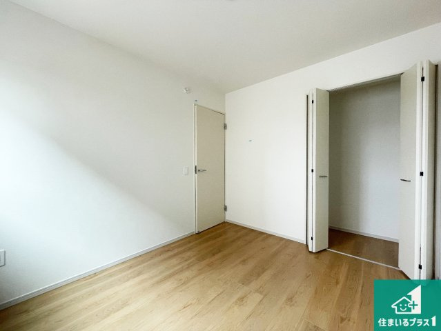 伊丹市荻野　第2期　新築一戸建ての洋室|シンプルな洋室は、自分好みのインテリアが楽しめます♪ご家族とインテリアや家具を選びに行くのは新築購入時の醍醐味の一つです。ぜひお楽しみください♪