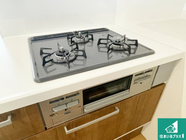 伊丹市荻野　第2期　新築一戸建ての設備|ダブル高火力Ｓｉセンサー付きコンロ！３口あるので、まとめて料理をする時も大活躍！