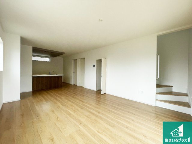 伊丹市荻野　第2期　新築一戸建ての居間・リビング|シンプルなリビングは、観葉植物等のインテリアを楽しめますね！パパ好みにも、ママ好みにも家具次第で雰囲気を変えることができます！