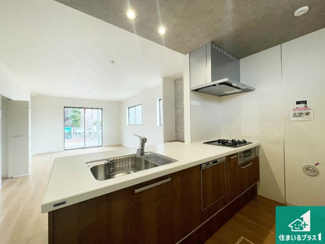 伊丹市荻野　第2期　新築一戸建てのキッチン|リビングと統一感があり、使い勝手のいいキッチン。広々としているので、二人並んで作業が出来ちゃいます。お子様と一緒に色々なお料理に挑戦できるスペースがあります。