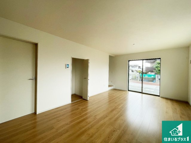 伊丹市荻野　第2期　新築一戸建ての居間・リビング|明るいリビングで朝の目覚めもスッキリできそう！対面キッチンでご家族のコミュニケーションも自然と増える設計！小さなお子様が遊ぶスペースを作っても広々とくつろげるLDK！