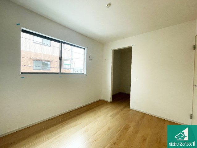 伊丹市荻野　第2期　新築一戸建ての洋室|シンプルな洋室は、自分好みのインテリアが楽しめます♪ご家族とインテリアや家具を選びに行くのは新築購入時の醍醐味の一つです。ぜひお楽しみください♪