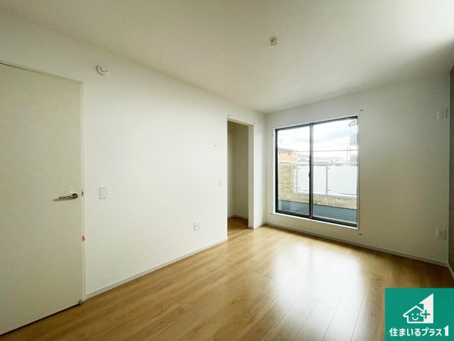 伊丹市荻野　第2期　新築一戸建ての洋室|シンプルな洋室は、自分好みのインテリアが楽しめます♪ご家族とインテリアや家具を選びに行くのは新築購入時の醍醐味の一つです。ぜひお楽しみください♪