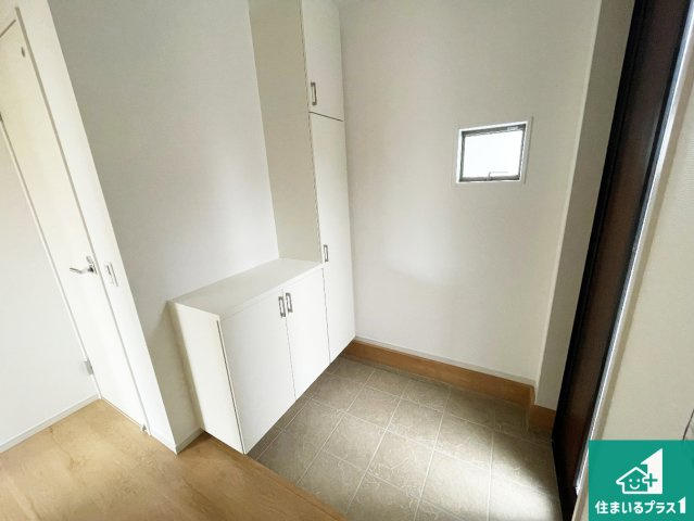 ★1(土)2(日)現地見学可能！★京都市西京区大原野上里男鹿町　ラスト1邸の玄関|シューズボックスにはたくさんの靴が収納できるので玄関周りはいつもスッキリ！ご家族が増えても安心！